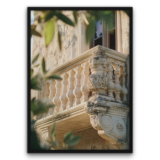Plakat przedstawia zabytkowy balkon z rzeźbionymi detalami, otoczony zielonymi liśćmi.